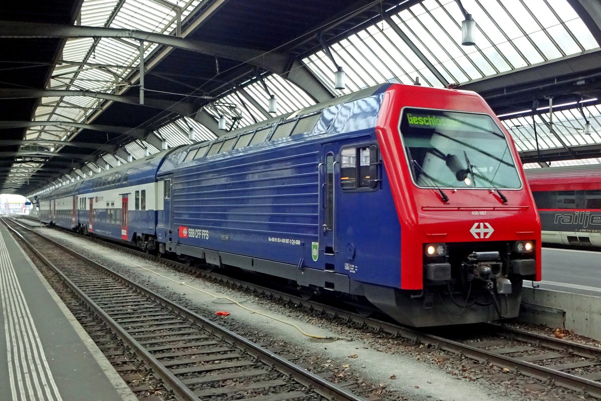 SBB 450 087 quits from Zürich HB on 2 January 2020.