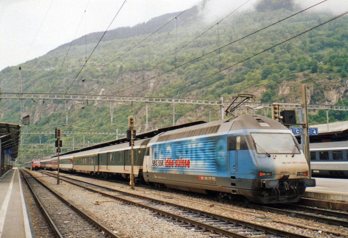 SBB 460 020 stands in Brig with an IC to Geneve-Cornavin on 19 May 2002.