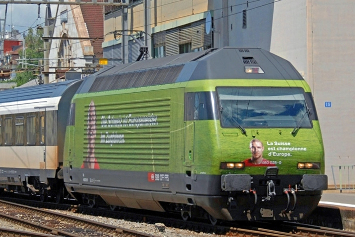 SBB 460 025 enters Lausanne on 21 May 2008, predicting the European Soccer Championship to be the Swiss team. Good as this engine might be in hauling crack express passenger trains, acclaiming prophesies should not be done by 460 025 after the Swiss team lost in the first round to Ukraine after a penalty drama of the worst kind (0-0 after regular time and prolongation, 2-1 in penalties for Ukraine...).