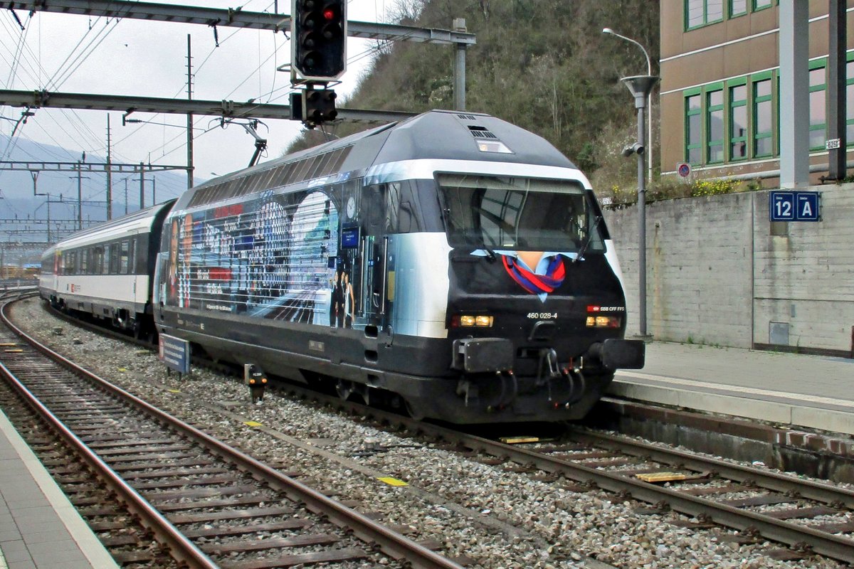 SBB 460 028 recruits new staff while calling at OLten on 30 December 2018.