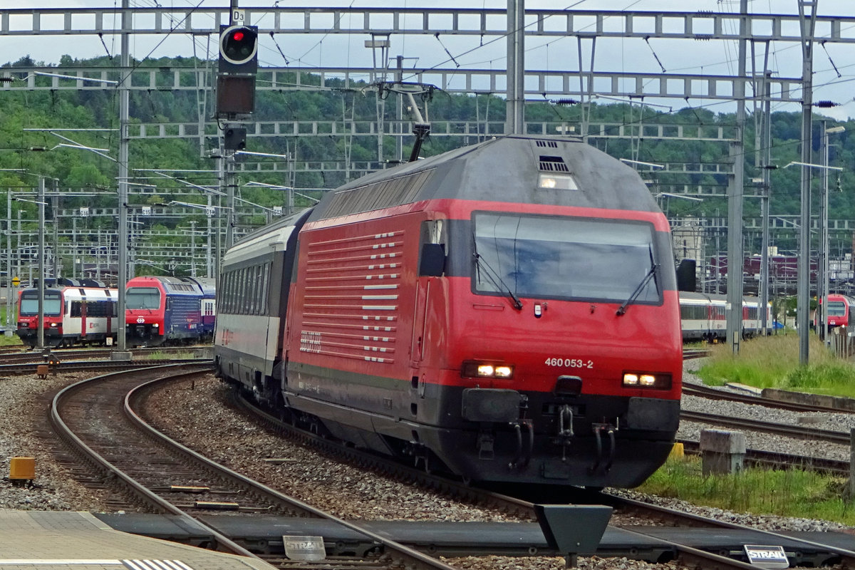 SBB 460 053 rounds the curve at Brugg AG on 25 May 2019.