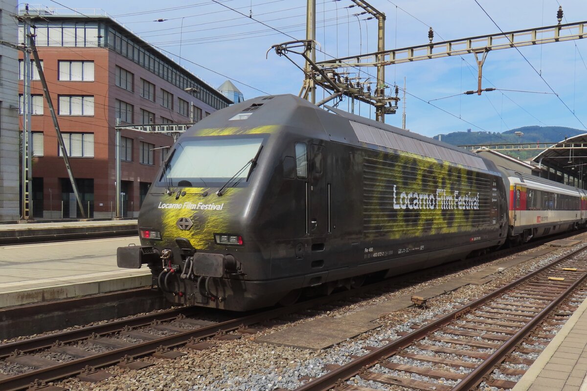 SBB 460 072 pushes an IC to Basel out of Olten on 17 September 2023.