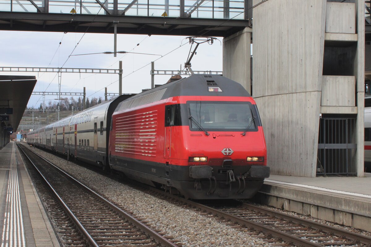 SBB 460 085 quits Spiez with an IC train for Brig on 1 January 2024.