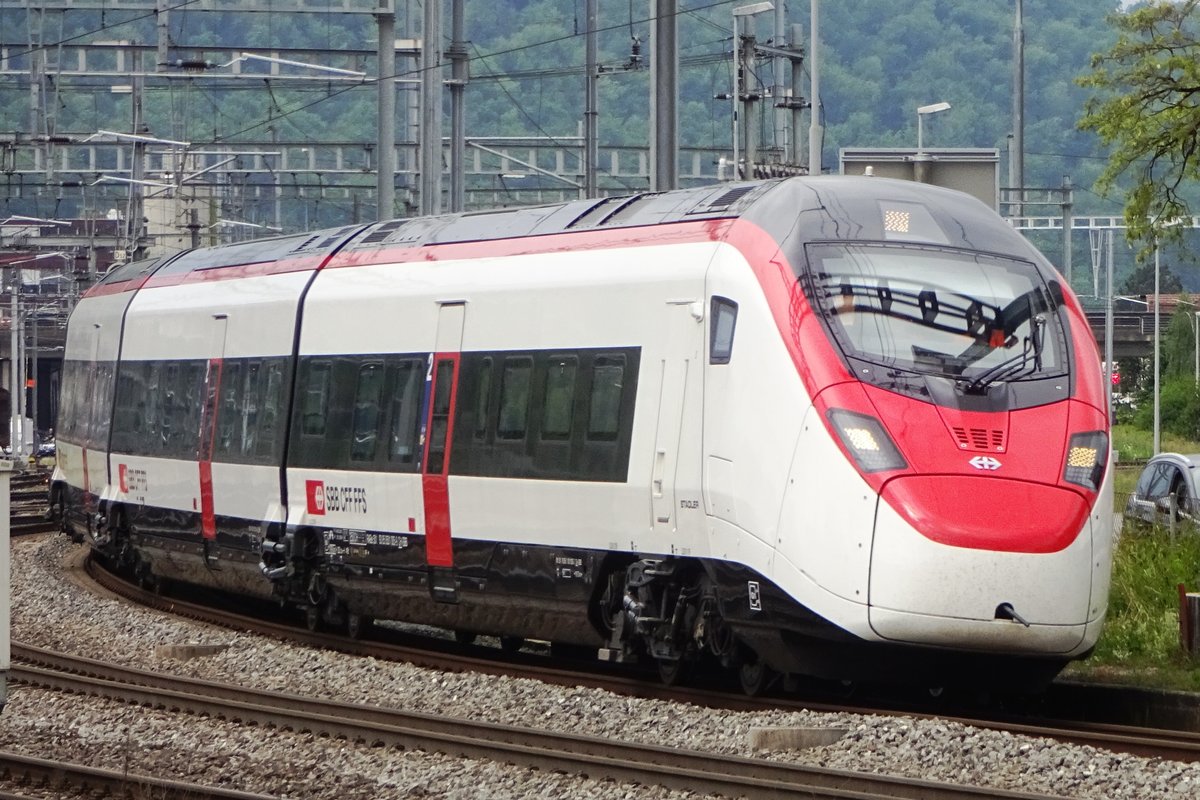 SBB 501 005 rounds the curvature at Brugg AG on 26 May 2019.