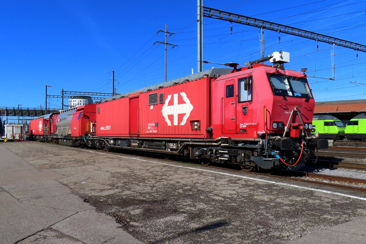 SBB 9177 001 stands at Pratteln on 13 February 2024 and could be deployed to extinguish any railway tunnel fire in the proximity.