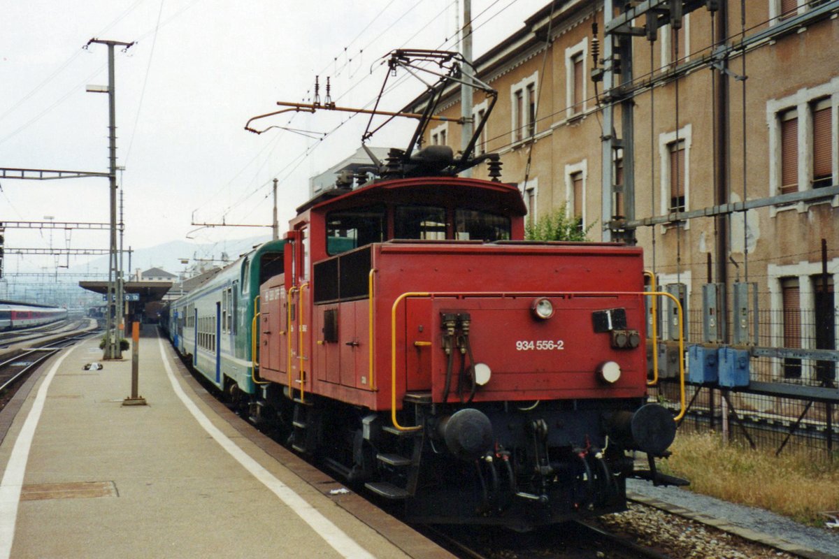 SBB 934 556 shunts FS stock at Chiasso on 19 June 2001. Class 934.550 could handle four different tensions: 15 kV, 16,7 Hz AC, 25 kV, 50 Hz AC, 3 kV DC and 1,5 kV DC. 