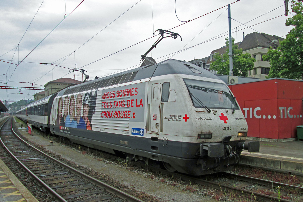 SBB and Allianz assurances are all fans of the Red Cross according to 460 041, standing here at Schaffhausen on 4 June 2014. The curve in that staions makes the loco look almost tilting.