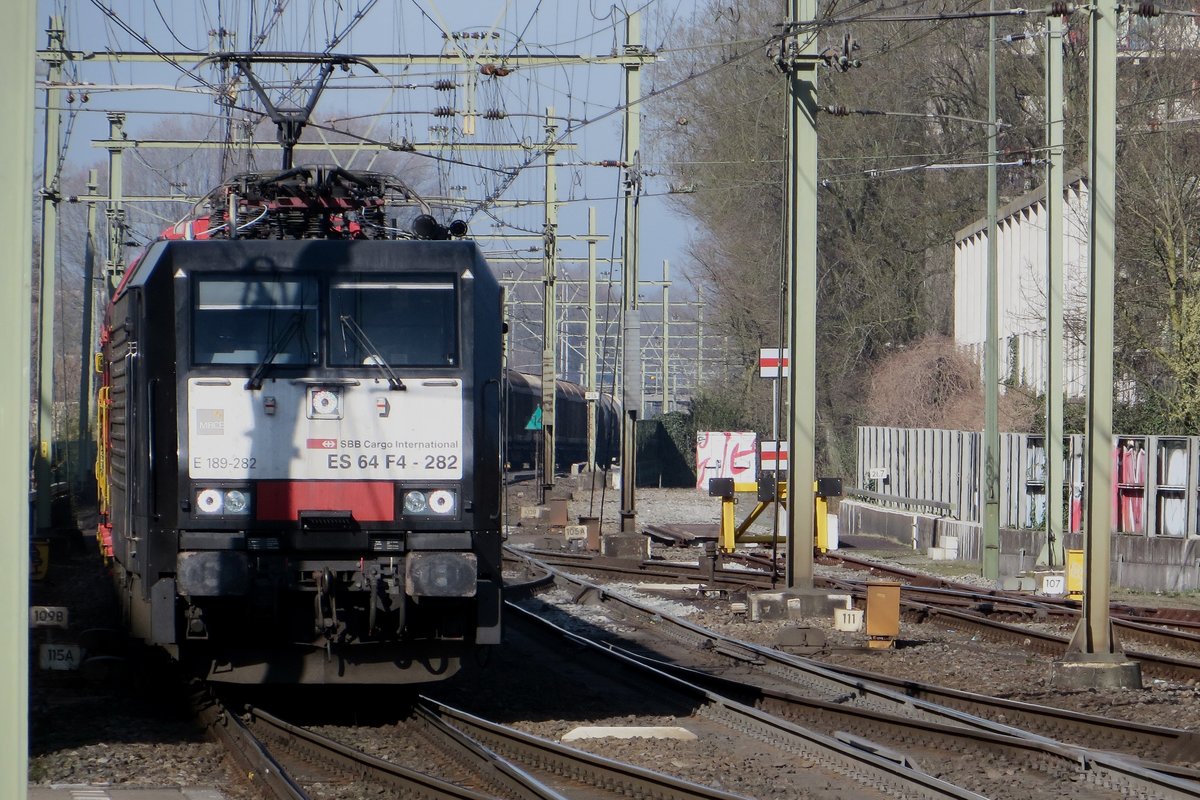 SBB Cargo 189 282 gets zoomed in at Tilburg on 30 March 2021.