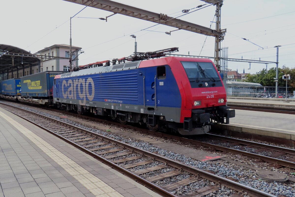 SBB Cargo 474 018 takes a short breakl at Olten with her intermodal on 17 September 2023.