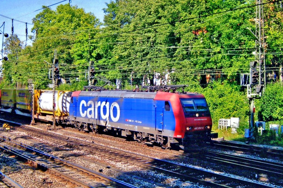 SBB Cargo 482 010 hauls a south bound intermodal out of Offenburg on 21 September 2010.