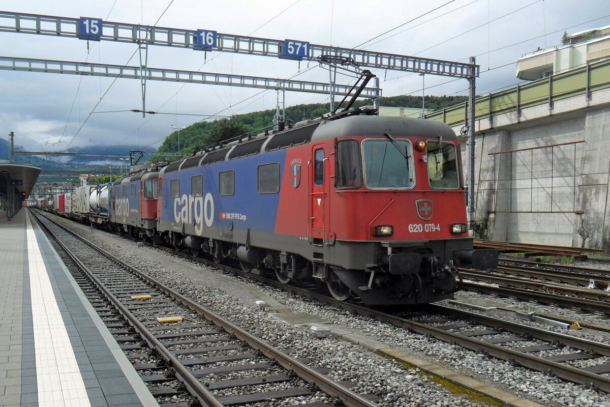 SBB Cargo 620 079 enters Spiez -BLS territory- on 27 May 2019.