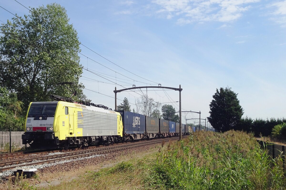 SBB Cargo International 'Tweety' 193 993 hauls the GTS intermodal rain through Hulten on 2 September 2022.