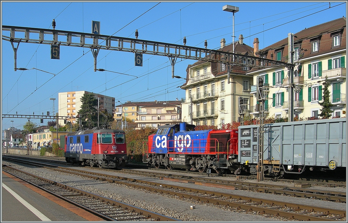 SBB Cargo Re 4/4 II and Am 842 in Renens VD.
9.11.2011