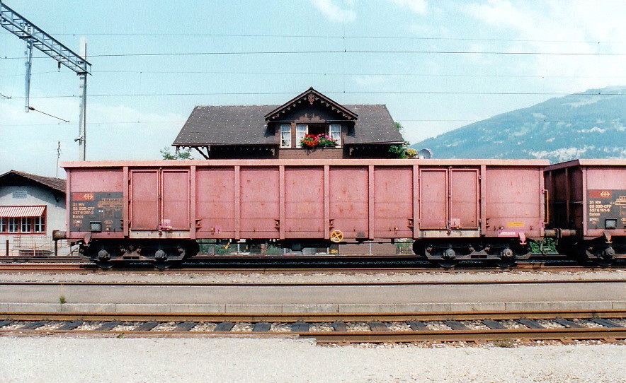 SBB-CFF Open Wagon Eanos in BLS station Leissigen, August 1996