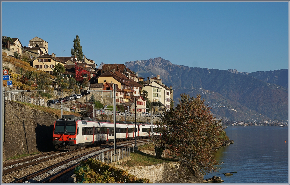 SBB Domino on the way to St-Maurice by St Saphorin.
16.10.2017