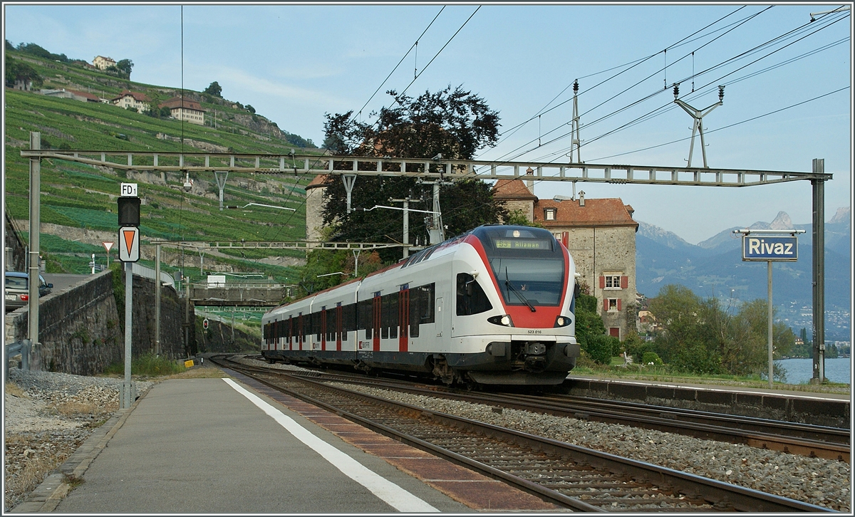 SBB Flirt 523 016 to Allaman in Rivaz.
02.08.2011