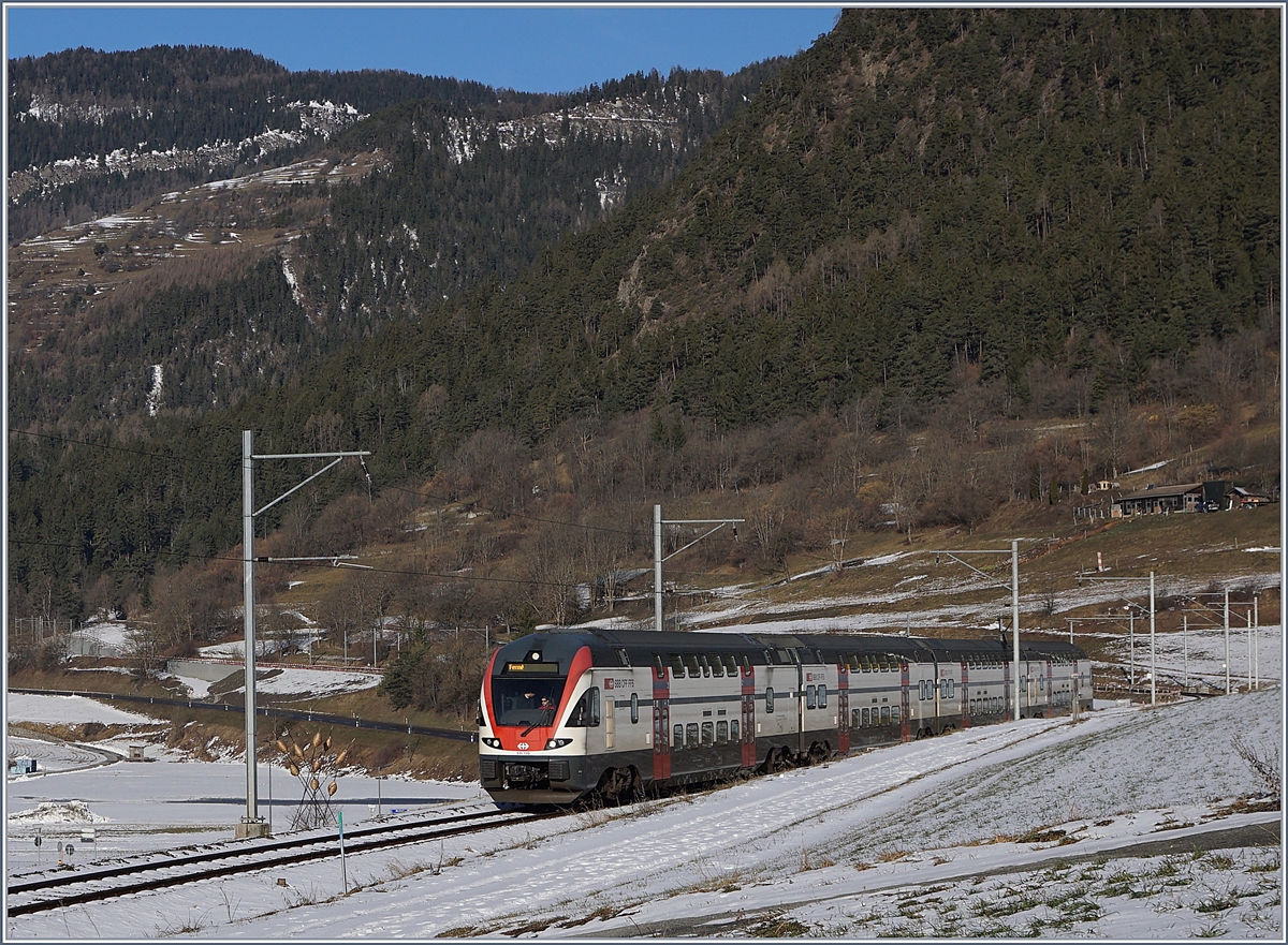 SBB KISS in unfamiliar surroundings: the SBB RABe 511 110 will soon reach its destination Le Châble as IR 1745  Verbier Express . For winter sports traffic, the IR 1745 usually runs from Genève on Saturdays and Sundays with the IR 1711 and is winged in Martigny; On the return journey the train runs as RE 18496 (without stopping between Martigny and Vevey) and is merged with the RE 18460 in Vevey. 

February 9, 2020