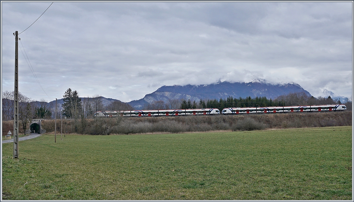 SBB Léman Express RABe 522 near Saint Laurent are on the way from Annecy to Coppet. 

21.02.2020