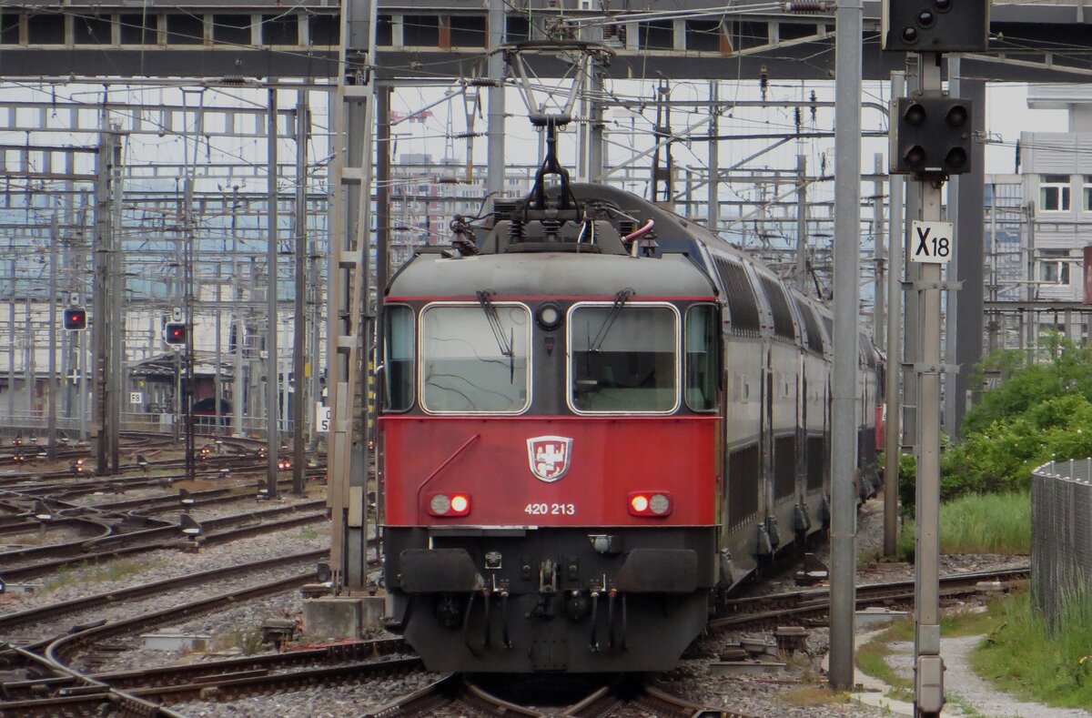 SBB LION 420 213 quits Zürich HB with a peak hour service on 19 May 2023.