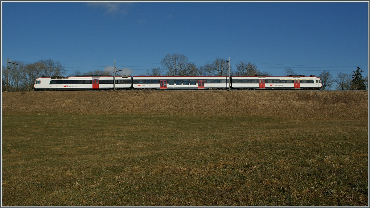 SBB Local train from Payerne to Lausanne by Palèzieux Village.
12.02.2014