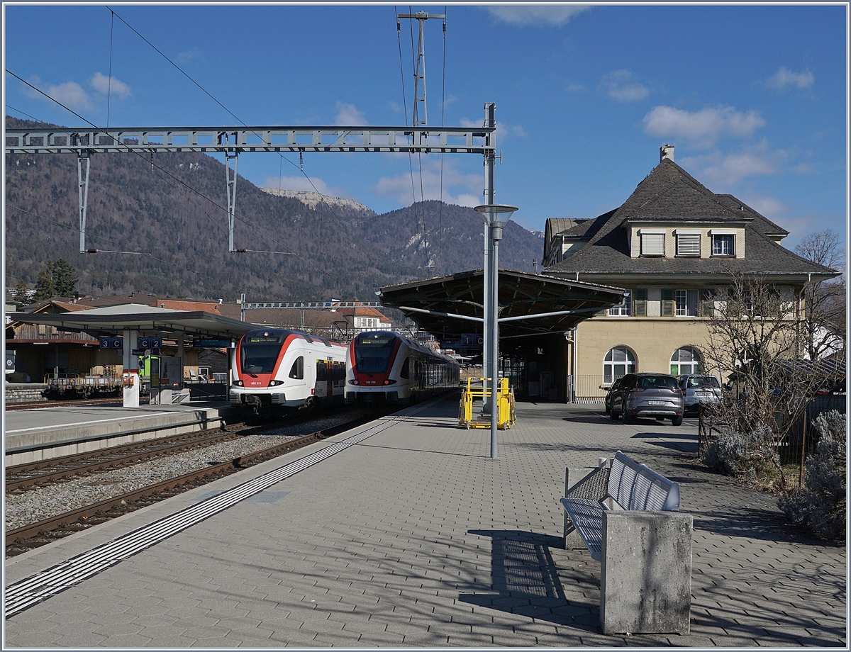 SBB RABe 522 211 to Biel/Bienne and in the shadow the RABe 522 209 to Meroux TGV in Grenchen Nord.

22.02.2019