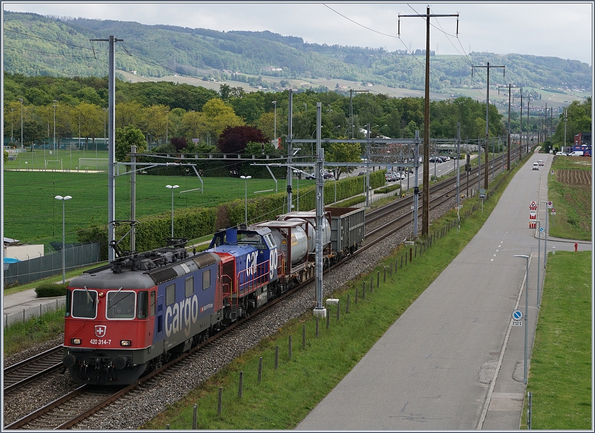 SBB Re 420 314-7 and a Am 843 with a Cargo train by Gland.
09.05.2017