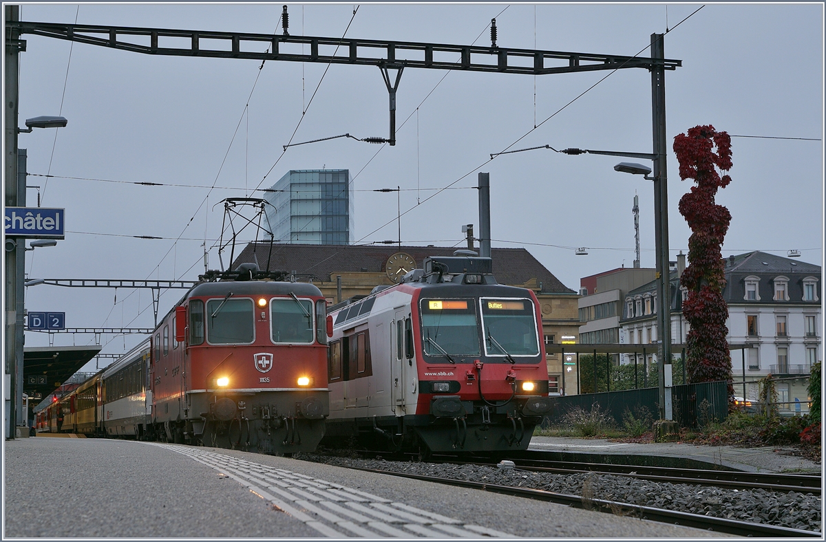 SBB Re 4/4 11135 and a SBB RBDe 560 in Neuchâtel. 

29.10.2019