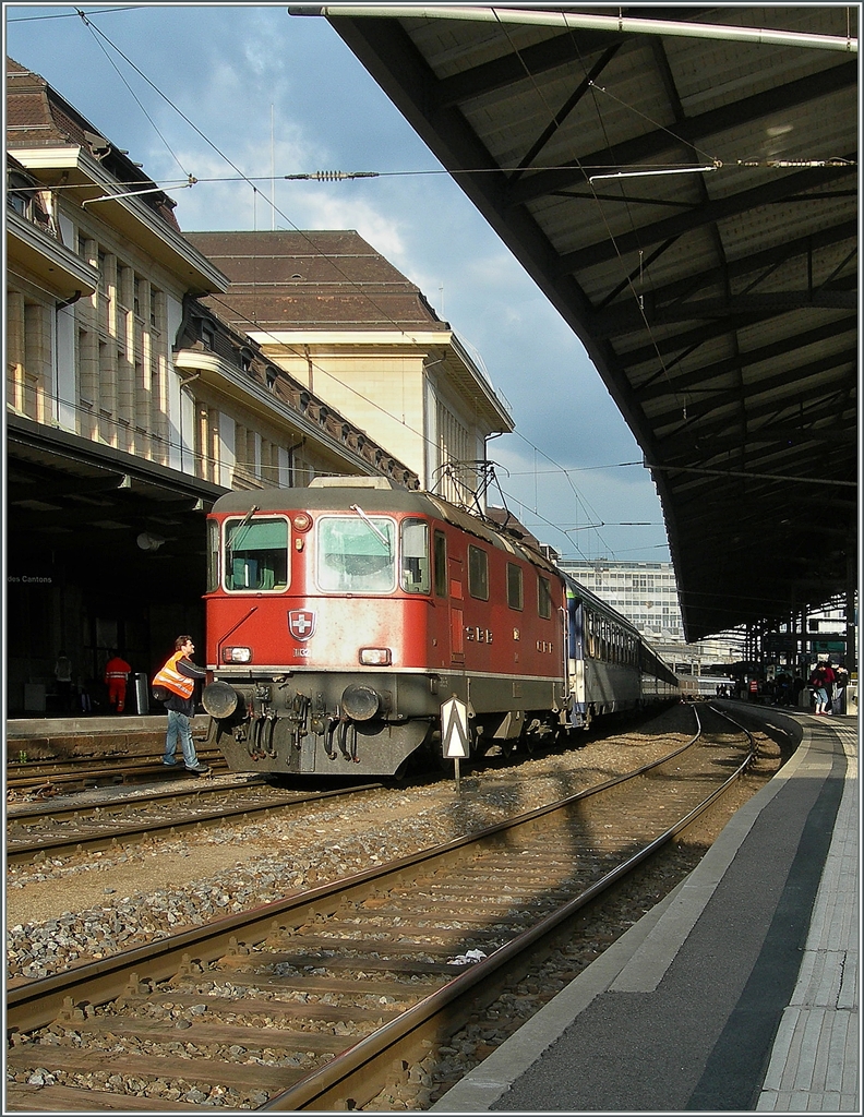 SBB Re 4/4 II 11132 wiht an specila train to Lourdes in Lausanne. 
29.04.2011
