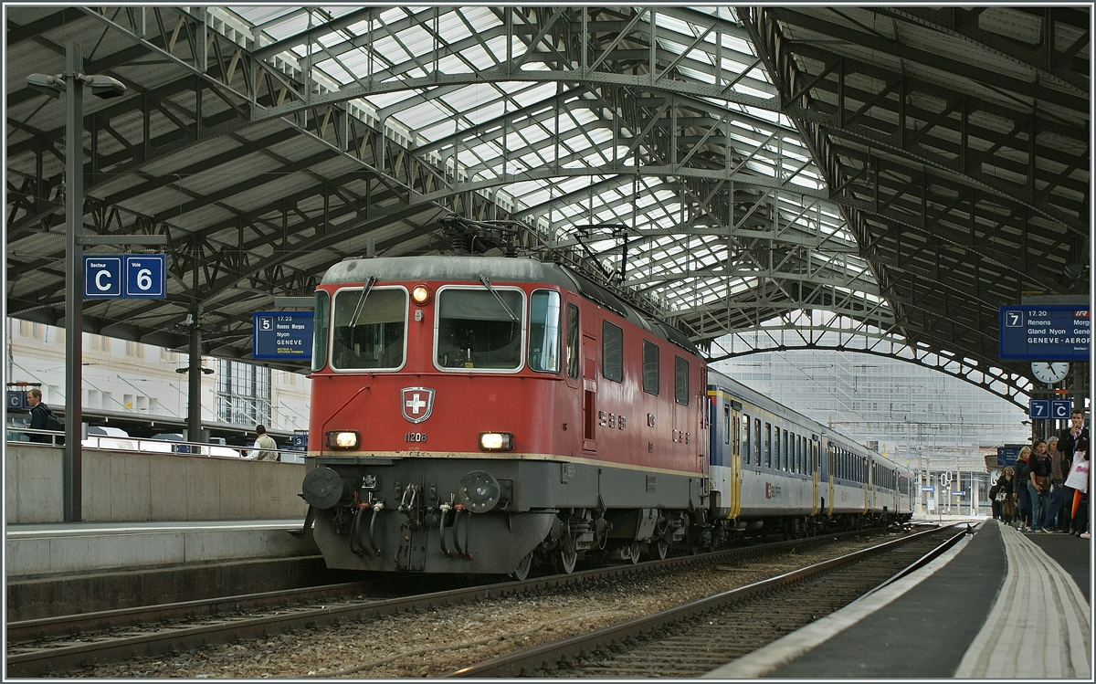 SBB Re 4/4 II 11208 in Lausanne. 
12.06.2012