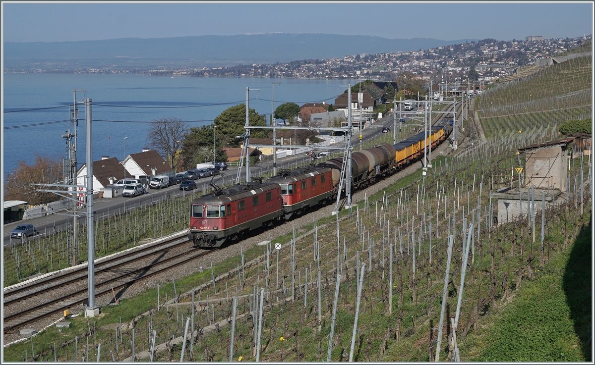 SBB re 4/4 II (Re 620) with a Cargo train on the way to Villeneuve by Cully.

t