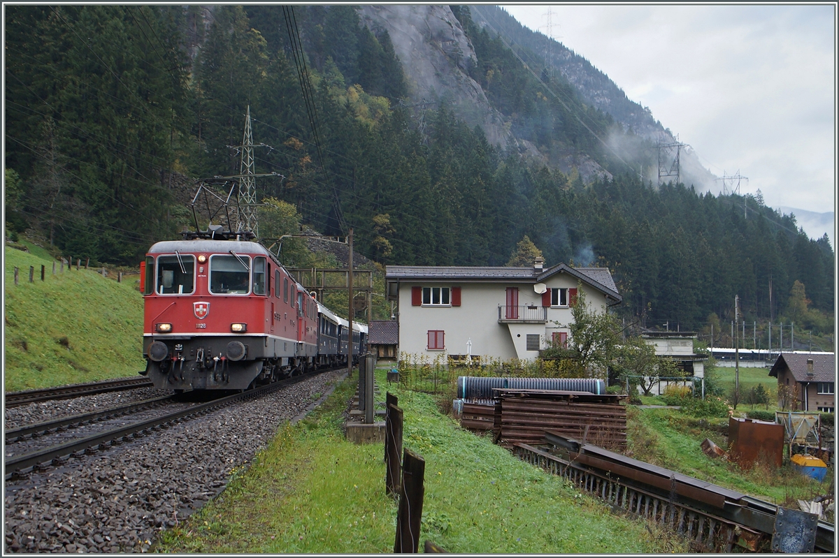 SBB Re 4/4 II wiht the  Orient Express (?)  near Wassen. 
10.10.2014