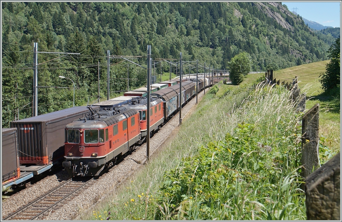 SBB Re 4/4 II wiht a Crgo train on the way to the nord mets a Cargo train on the way to the south by Rodi Fieso.
24.06.2015