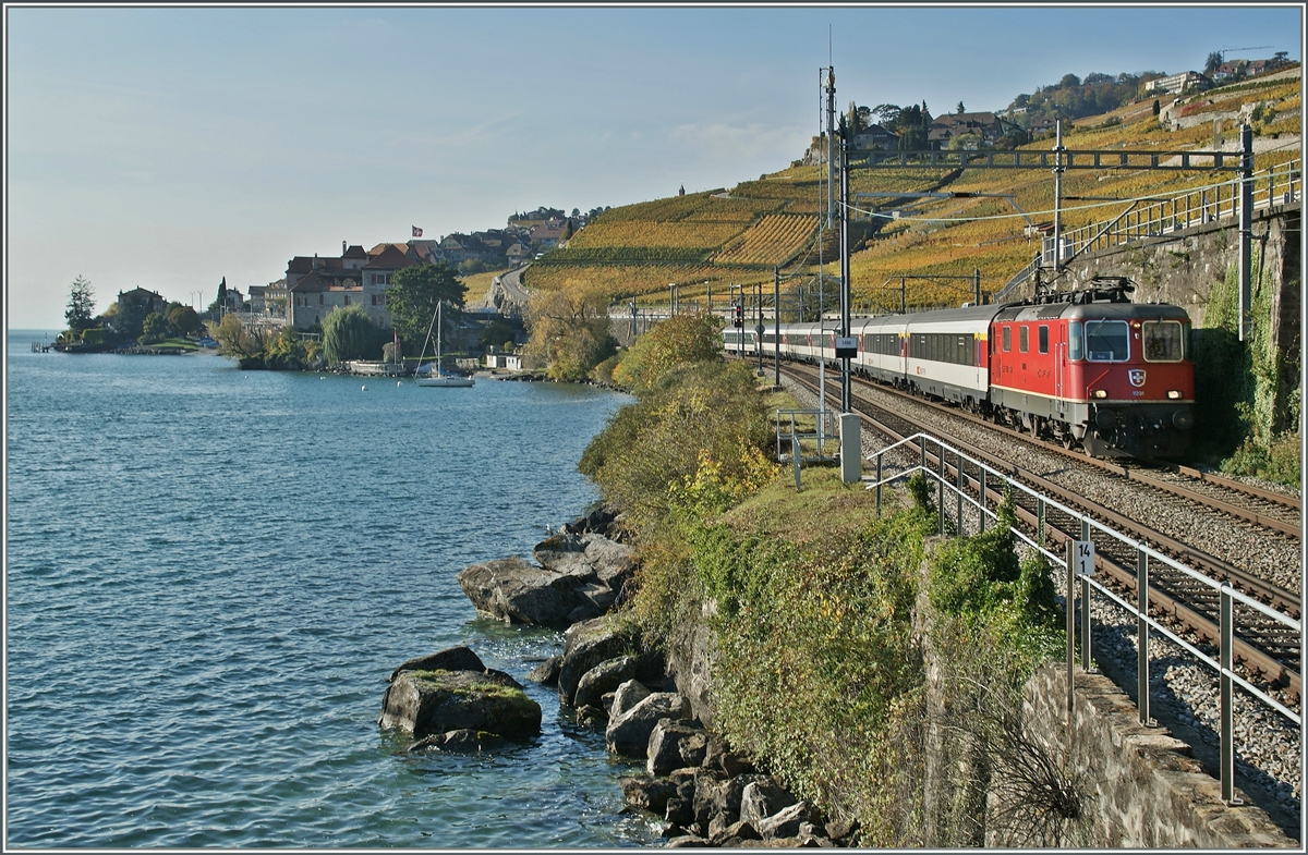 SBB RE 4/4 II with an IR to Brig between Rivaz and St Saphorin.
29.10.2012