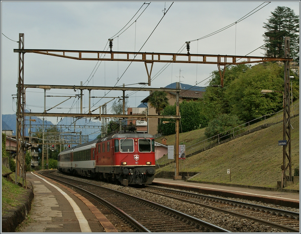 SBB RE 4/4 II with the EC 158 Milano - Luzern by Lugano Paradiso.
14.09.2013