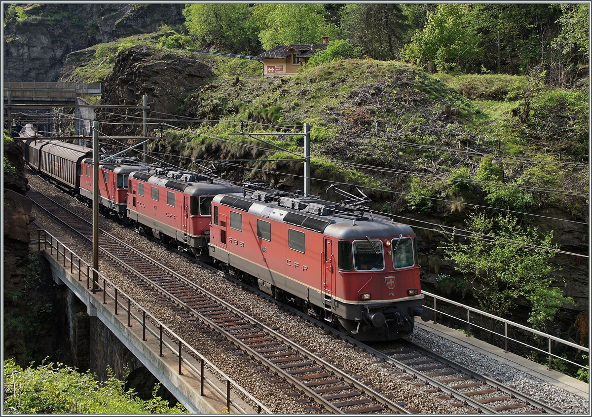 SBB Re 4/4 with a Cargo Train between Faido and Rodi Fieso.
06.05.2014 