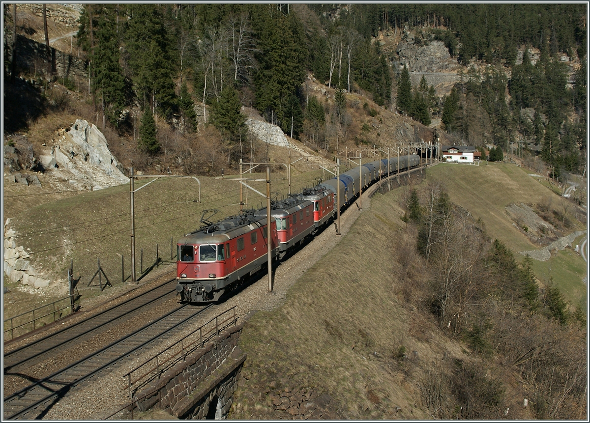 SBB Re 4/4 with an Cargo Train ober Wassen.
14.03.2014