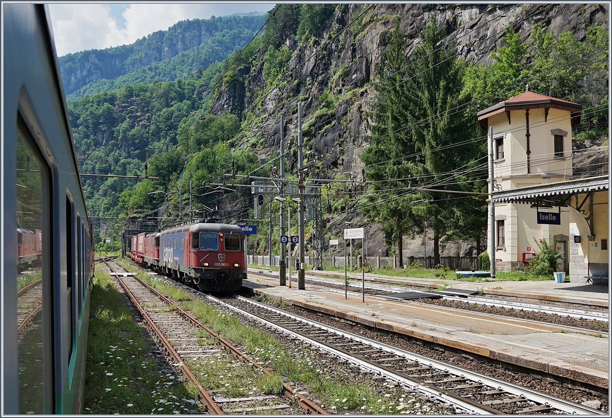 SBB Re 620 062-0 and an Re 4/4 II with a Cargo train in Iselle di Trasquera.
22.07.2017