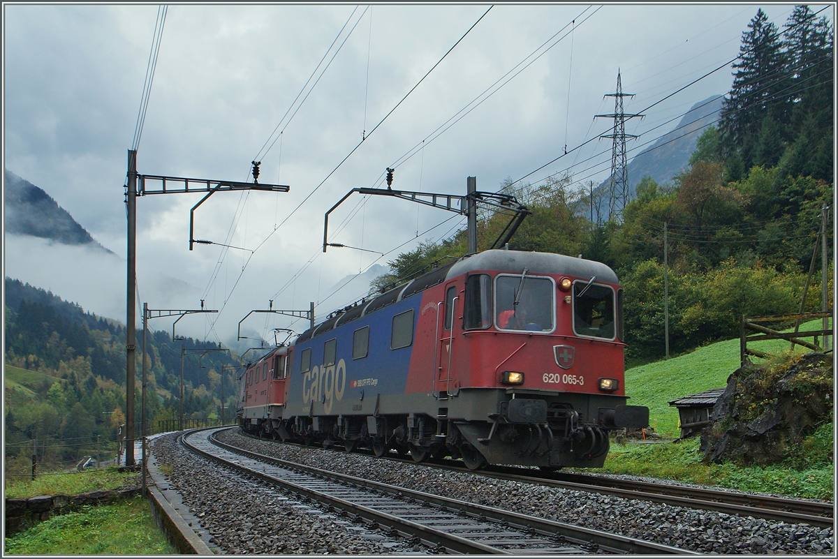 SBB Re 620 065-3 and a Re 4/4 II wiht a Cargo Train near Wasen.
10.10.2014