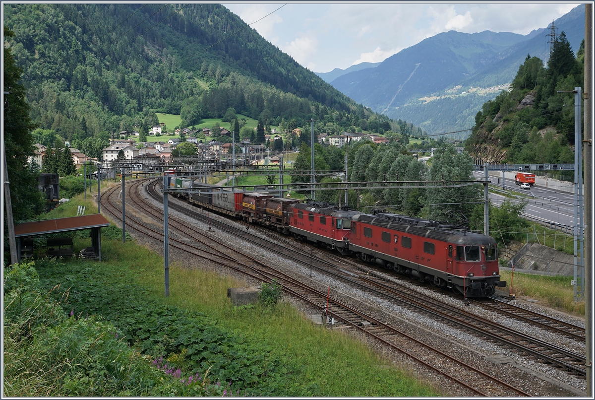 SBB Re 6/6 and Re 4/4 II with Cargo Train in Rodi Fiesso.
21.07.2016