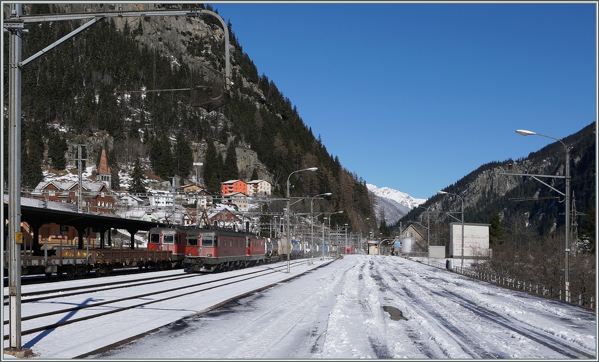 SBB Re 6/6 wiht Cargo trains in Göschenen.
11.02.2016