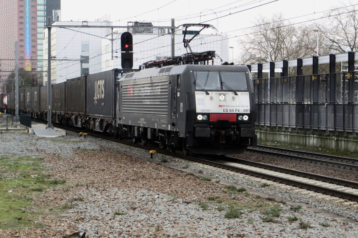 SBBCI 189 991 hauls the GTS container train through Tilburg on 14 February 2014.