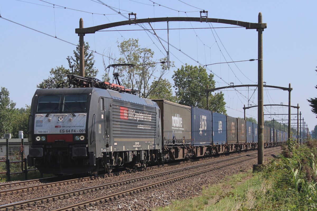 SBBCI 189 991 -one of the last SBCI 189s with SBBCI markings- passes with the GTS container train Hulten on 23 August 2023.