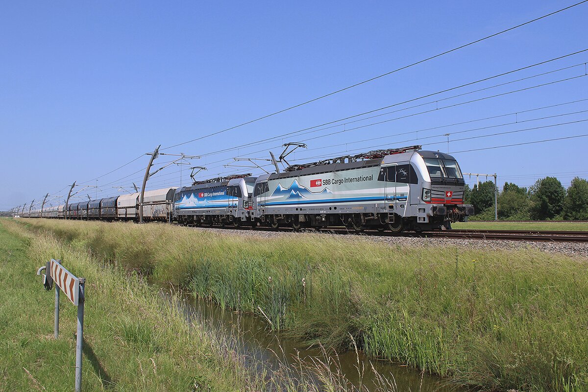 SBBCI 193 107 y una locomotora hermana arrastran un tren de carbón a través de Valburg el 26 de mayo de 2026 como mercenarios para ÖBB/RCC. Debido a que los nuevos SBBCI Vectron X-Loads 193 451-460 y 541-549 aún no tenían permiso para circular en Italia, SBBCI tenía temporalmente un excedente de tracción para el tráfico neerlandés-alemán, donde ÖBB/RCC -que había asumido CapTrain Benelux- tenía un poco de escasez de tracción. SBBCI alquiló sus 193 107-111 a RCC hasta que se completaron los procedimientos de aceptación para Italia. Sin embargo, en 2026, la 193 107 perdió sus adhesivos SBBCI y su nombre  Bodensee .