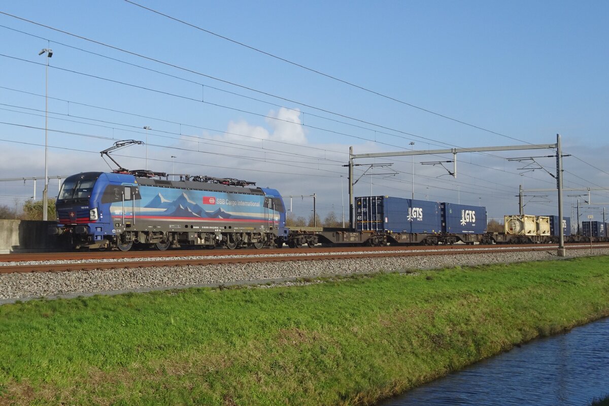SBBCI 193 519 hauls a Novara intermodal shuttle train through Valburg on 25 November 2022.