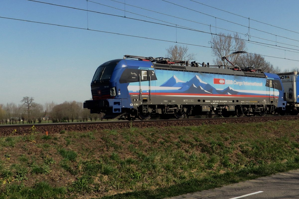 SBBCI 193 520 speeds throguh Roond on 31 March 2021 and is unlucky enough to be photographed entirely out of position, cutting the train out of the picture. Since the Swiss notation for the Multi-System Vectron (in Germany 193) is Class 475, I put this in Class 475.