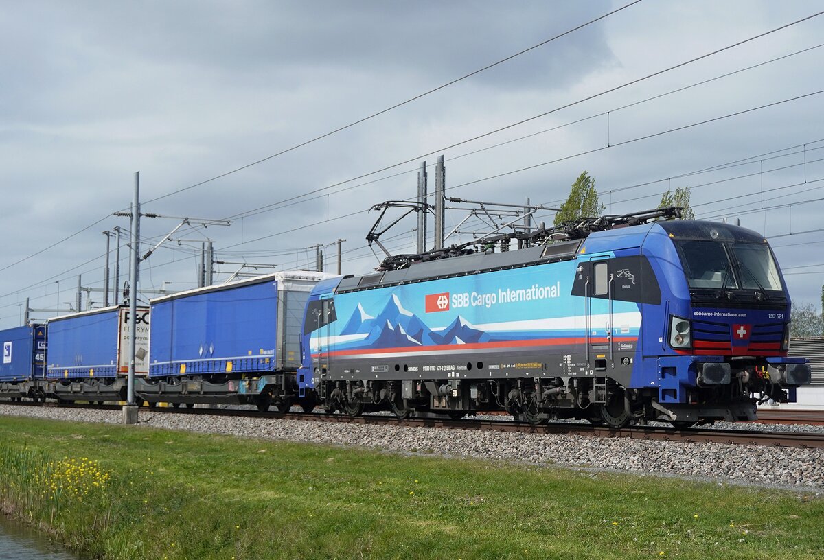 SBBCI 193 521 hauls an intermodal train through Valburg toward Emmerich and Switzerland on 16 April 2026.