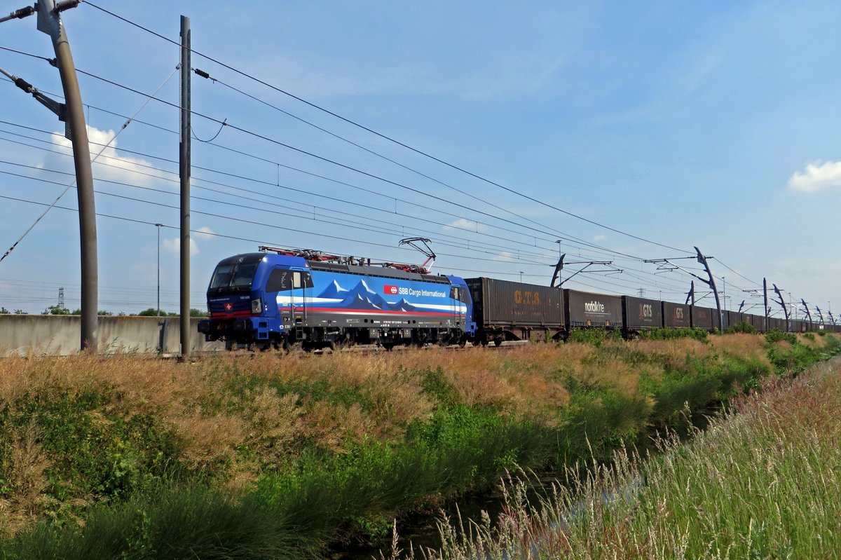 SBBCI 193 528 hauls the GTS intermodasl train through Valburg CUP on 3 June 2020. 