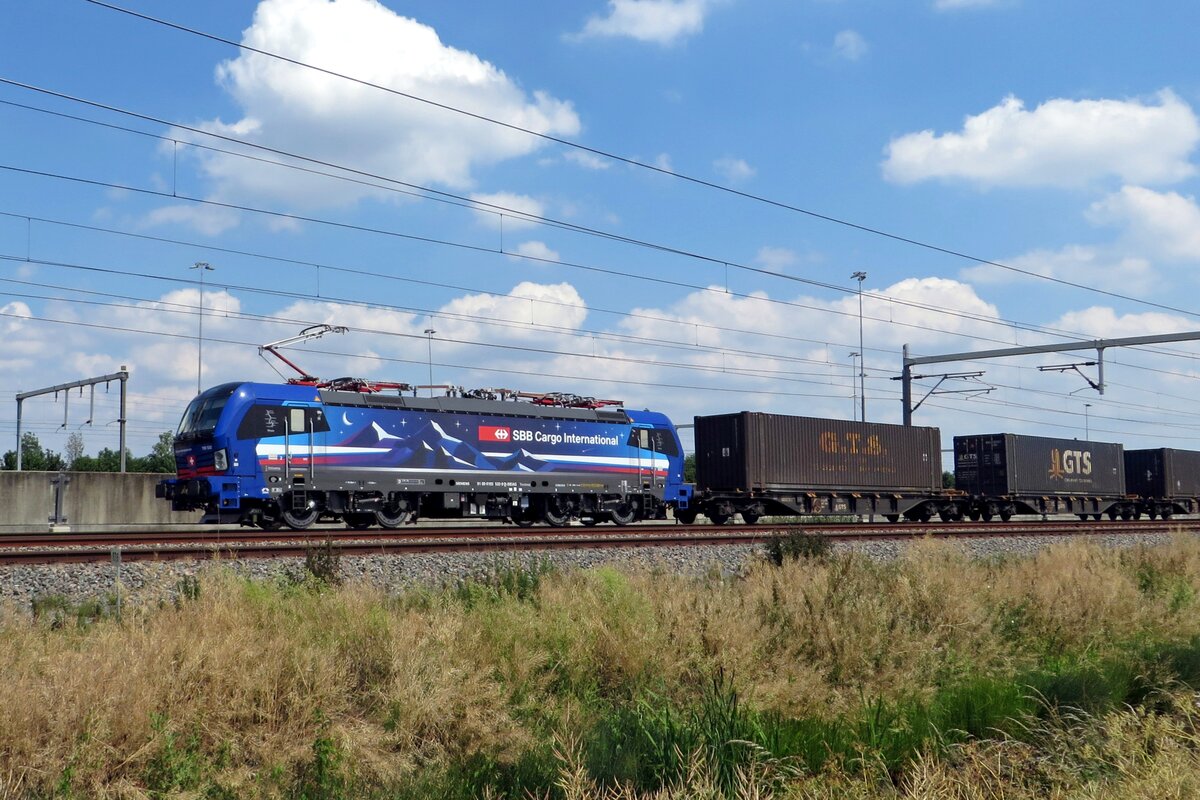 SBBCI 193 532 'NIGHTPIERCER' hauls a GTS container train through Valburg on 12 June 2020. Since the Swiss notation for the Multi-System Vectron (in Germany 193) is Class 475, I put this in Class 475.