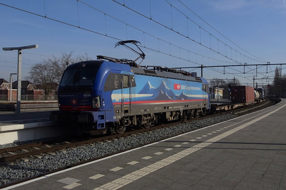 SBBCI Vectrons gibt es auch in Blau. SBBCI 193 535 zieht am 15. Februar 2023 einen umgeleiteten Intermodalzug durch Blerick.