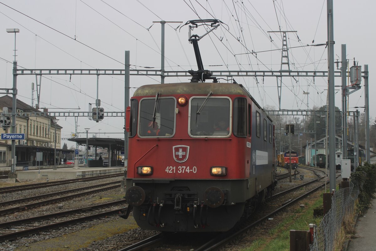 SBBC/SSG 421 374 transita a vuoto attraverso la stazione di Payerne il 31 dicembre 2024.
